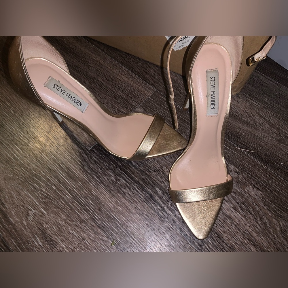 Gold Steve Madden heels W/a missing strap